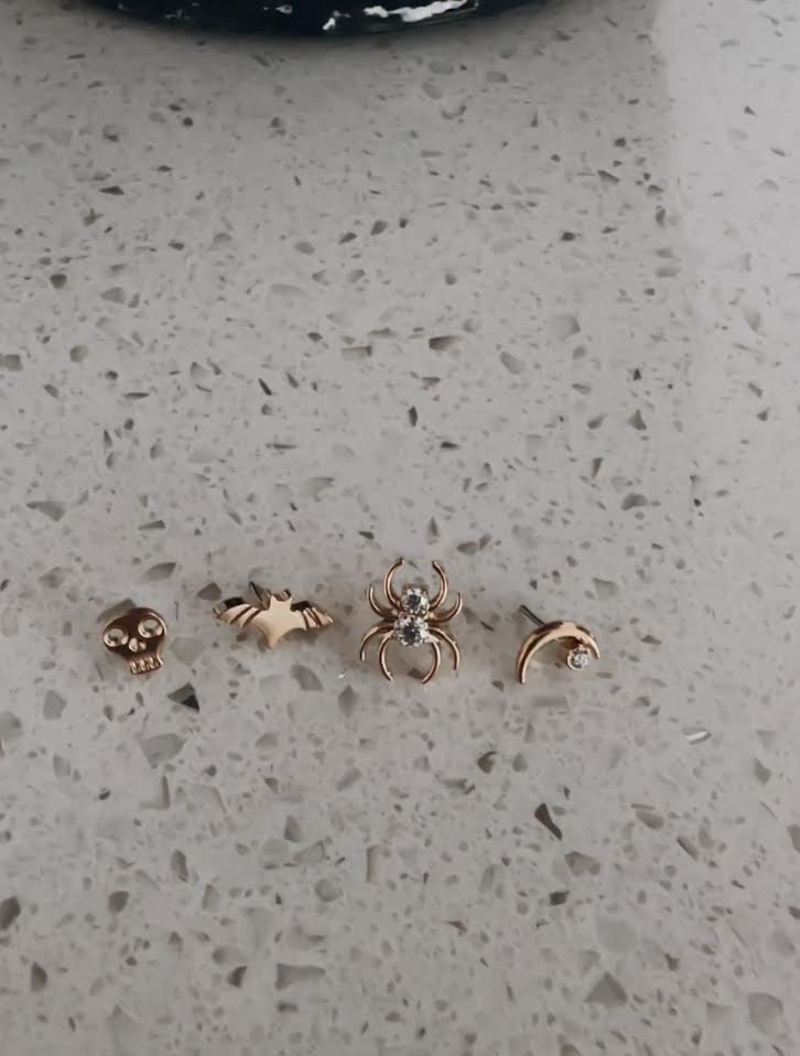 Skull Flat Back Stud